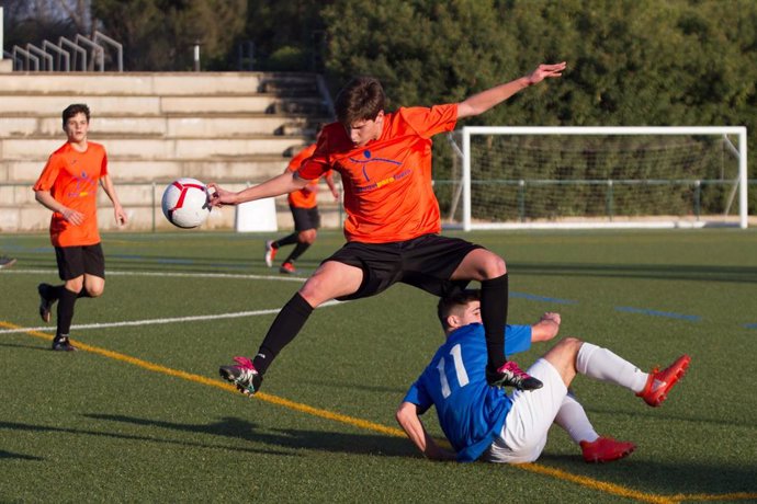 Jóvenes jugando al fútbol como los que se someterán al 'scouting' de los entrenadores llegados a Madrid desde Estados Unidos.