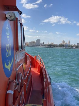 La salvamar Suhail de Salvamento Marítimo en aguas de Cádiz.