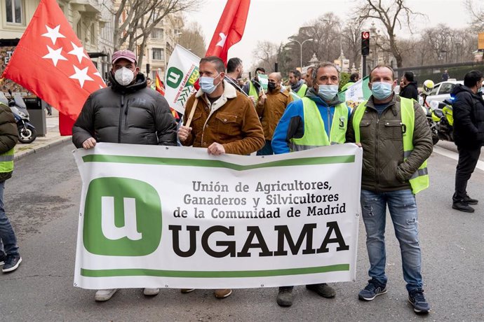 Archivo - Manifestantes de la Unión de Agricultores, Ganaderos y Silvicultores de la Comunidad de Madrid (UGAMA), sostienen una pancarta durante una manifestación agraria celebrada en Madrid.
