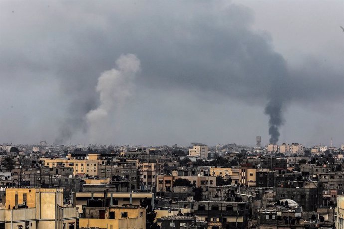 07 December 2023, Palestinian Territories, Khan Yunis: Smoke rises after an Israeli air strike on the city of Khan Yunis in the southern Gaza Strip. Photo: Abed Rahim Khatib/dpa