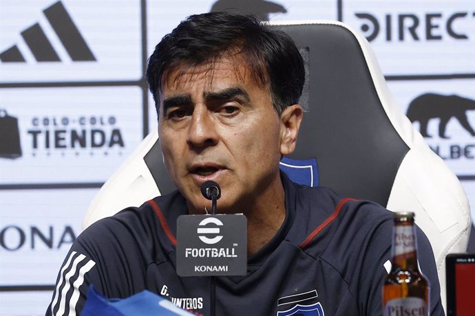 Santiago, 7 de diciembre de 2023  El entrenador de Colo Colo , Gustavo Quinteros, realiza un punto de prensa en el salon de conferencias del estadio Monumental David Arellano    Dragomir Yankovic/Photosport