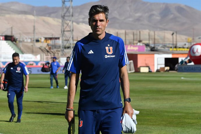 Futbol, Cobresal vs Universidad de Chile. Fecha 29, campeonato Nacional 2023. El entrenador de Universidad de Chile Mauricio Pellegrino es fotografiado durante el partido de primera division contra Cobresal disputado en el estadio El Cobre en El