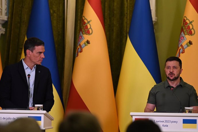 Archivo - El presidente del Gobierno, Pedro Sánchez, y el de Ucrania, Volodimir Zelenski, en una rueda de prensa conjunta tras una reunión, a 1 de julio de 2023.