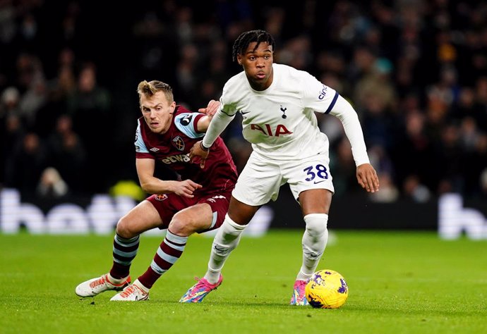 07 December 2023, United Kingdom, London: Tottenham Hotspur's Destiny Udogie and West Ham United's James Ward-Prowse battle for the ball during the English Premier League soccer match between Tottenham Hotspur and West Ham United at the Tottenham Hotspu