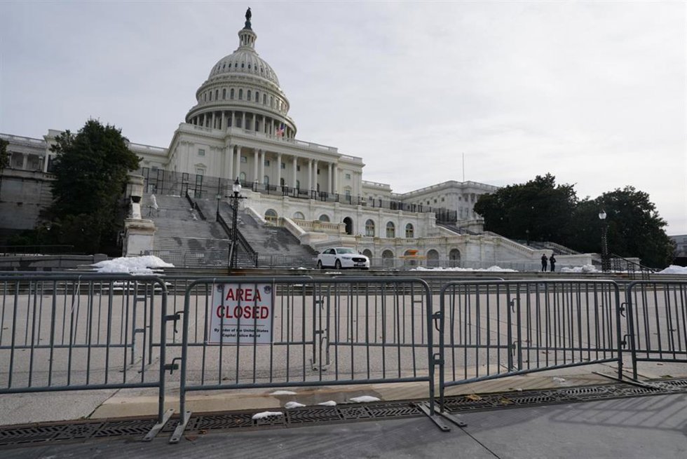 Archivo - El Capitolio de Estados Unidos, protegido con barreras de seguridad