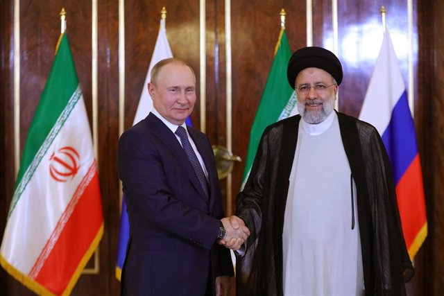 Archivo - Imagen de archivo del presidente de Rusia, Vladimir Putin (izquierda), y su homólogo iraní, Ebrahim Raisi (derecha)