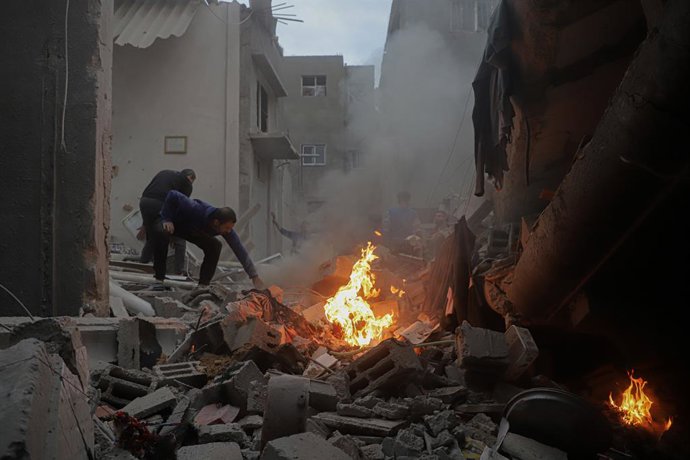 GAZA, Dec. 7, 2023  -- People conduct rescue work after an Israeli strike in the southern Gaza Strip city of Khan Younis, on Dec. 7, 2023. Since Oct. 7, Israel has been launching a large-scale attack against Hamas in Gaza under the name "Iron Swords," w