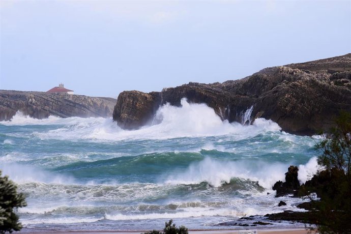 Archivo - Olas rompiendo en Santander