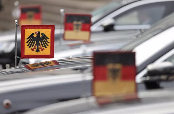 Archivo - 03 October 2021, Saxony-Anhalt, Halle: The flag on German President Steinmeier's float is seen among the flags of other representatives of the constitutional bodies in front of the Haendel Hall ahead of the ceremony of the 31st anniversary of 