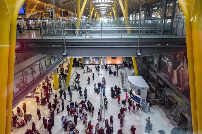 Varias personas caminan por las instalaciones Aeropuerto Adolfo Suárez-Madrid Barajas con motivo de la operación salida en el puente de diciembre, a 5 de diciembre de 2023, en Madrid (España). 