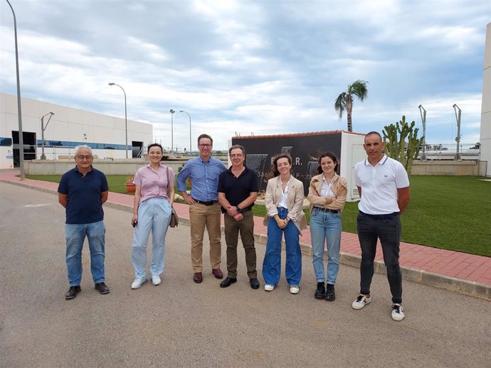 La jefa de Innovación de la Corporación de Agua de Australia Occidental, Lijun Mo (2i), y su equipo, durante la visita a la EDAR de San Pedro del Pinatar