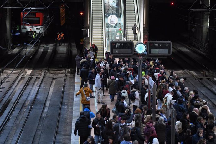 Imagen de archivo de personas esperando a que se restablezca el servicio en la estación de Puerta de Atocha-Almudena Grandes. 