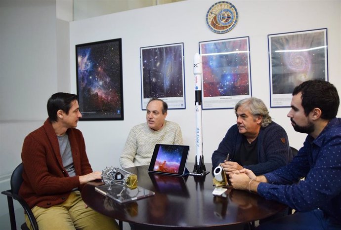 Los investigadores Rafael Toledo, Anastasio Díaz, Antonio Pérez y Alberto Manjón junto a maquetas del satélite Euclid y del cohete espacial con el que fue lanzado, así como junto a una de las primeras imágenes, de la nebulosa Cabeza de Caballo, captadas