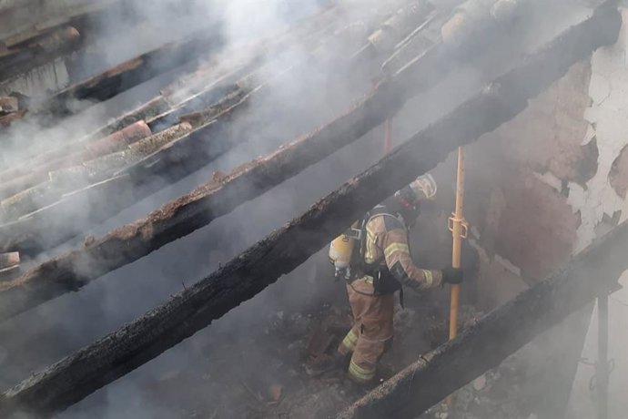 Un bombero de la DPZ durante una actuación.
