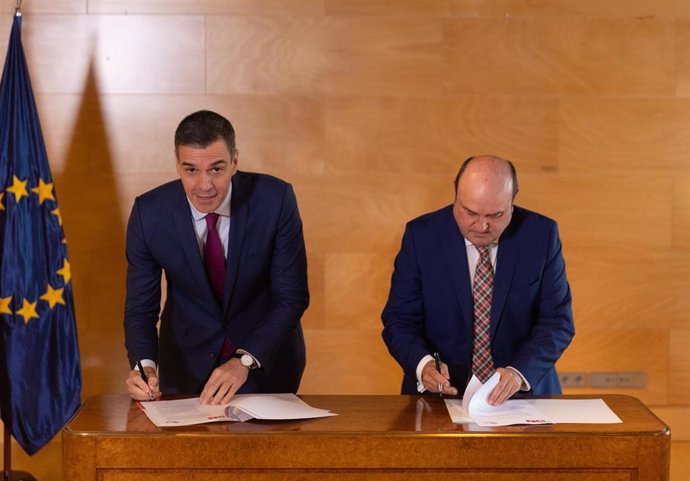 El presidente del Gobierno en funciones y candidato a la reelección, Pedro Sánchez (i), y el presidente del EBB del PNV, Andoni Ortuzar (d), firman un acuerdo para la investidura, en el Congreso de los Diputados, a 10 de noviembre de 2023, en Madrid (Espa