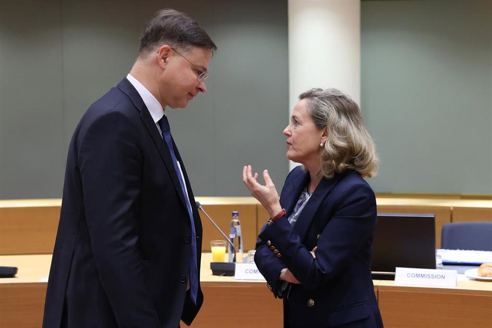 Archivo - La vicepresidenta primera y ministra de Economía, Nadia Calviño, y el vicepresidente para Asuntos Económicos de la Comisión Europea, Valdis Dombrovskis