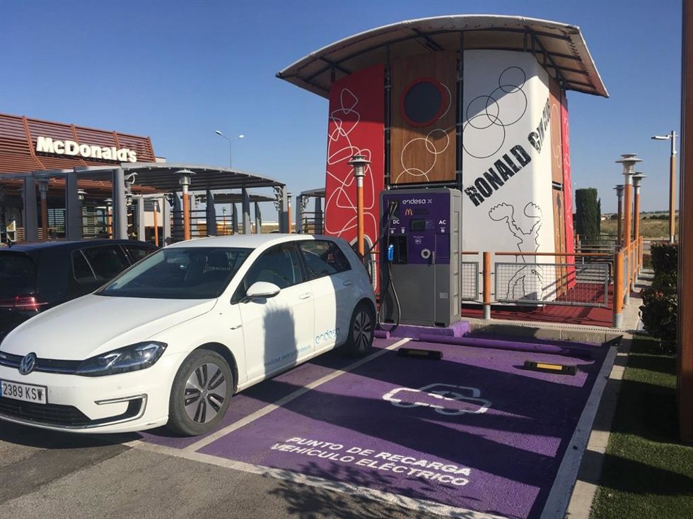 Punto de recarga eléctrica en un establecimiento de comida rápida.