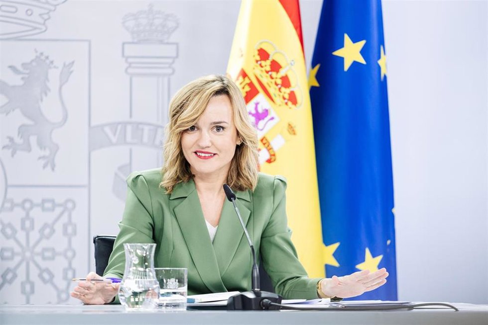 La ministra Portavoz y de Educación, Formación Profesional y Deporte, Pilar Alegría, urante una rueda de prensa posterior a la reunión del Consejo de Ministros, en el Palacio de La Moncloa, a 5 de diciembre de 2023, en Madrid (España). 