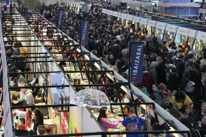 Archivo - Numerosas personas asisten a la segunda jornada de Durangoko Azoka, la feria del libro y del disco vasco de Durango, a 8 de diciembre de 2022, en Vizcaya, País Vasco (España).  (Archivo).