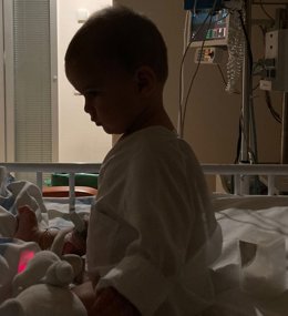 Un bebé ingresado en un hospital de la Comunidad.