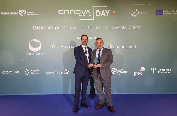 El director gerente del Centro de Emergencias Sanitarias 061 de Andalucía, Fernando Ayuso, recoge el premio en Madrid