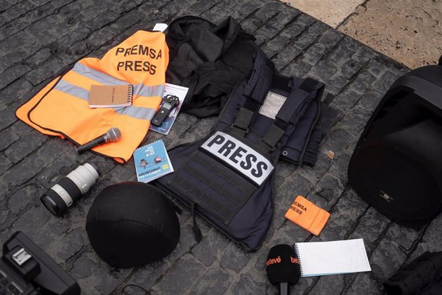 Material de prensa en el suelo durante una concentración en Barcelona por la muerte de periodistas en la guerra en la Franja de Gaza