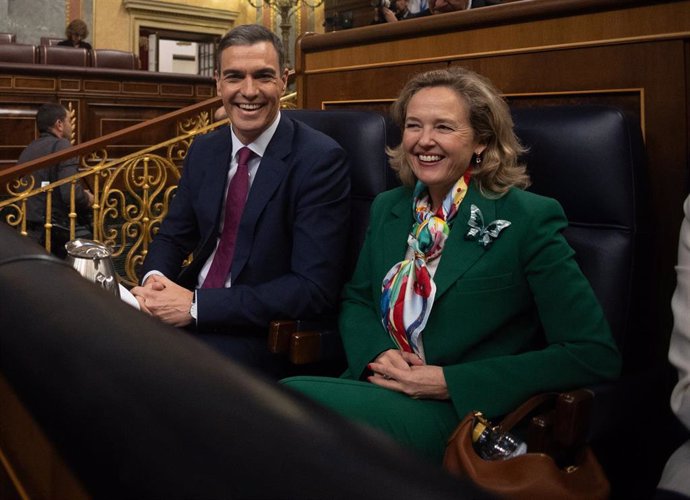 El presidente del Gobierno, Pedro Sánchez, y la vicepresidenta primera y ministra de Asuntos Económicos y Transformación Digital, Nadia Calviño, en el Congreso de los Diputados.