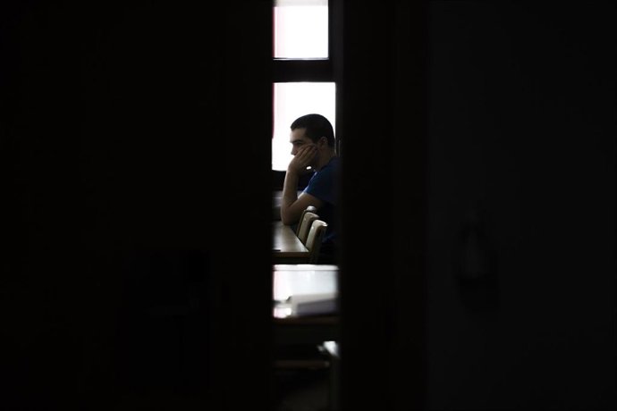 Archivo - Una estudiante durante las pruebas de acceso a la universidad 2023