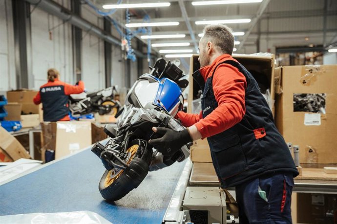 Un trabajador, en la fábrica de juguetes Injusa, a 5 de diciembre de 2023, en Alicante