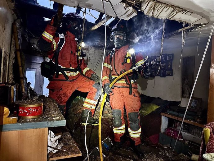 Bomberos de León en el incendio en una vivienda en Cea