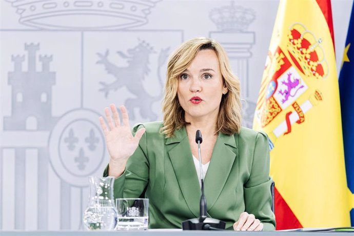 La ministra Portavoz y de Educación, Formación Profesional y Deporte, Pilar Alegría, urante una rueda de prensa posterior a la reunión del Consejo de Ministros, en el Palacio de La Moncloa, a 5 de diciembre de 2023, en Madrid (España). 