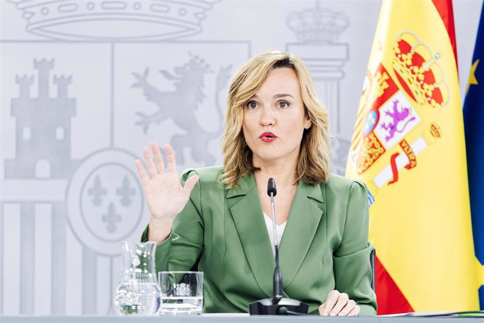 La ministra Portavoz y de Educación, Formación Profesional y Deporte, Pilar Alegría, urante una rueda de prensa posterior a la reunión del Consejo de Ministros, en el Palacio de La Moncloa, a 5 de diciembre de 2023, en Madrid (España). 