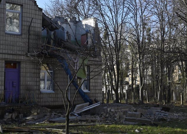 Una escuela destruida por un ataque en Kiev, Ucrania