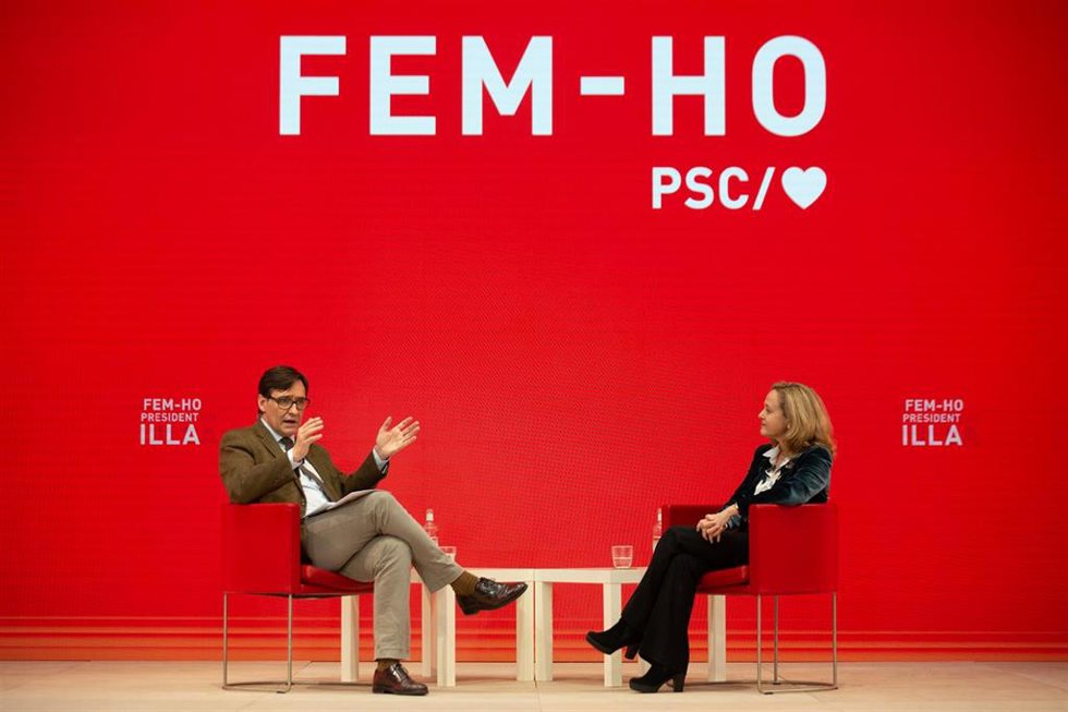 Archivo - El primer secretario del PSC, Salvador Illa, y la vicepresidenta primera y ministra de Economía, Nadia Calviño, en un encuentro en la sede del PSC en Barcelona.