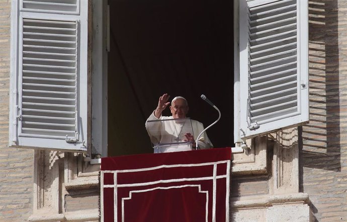 Archivo - El Papa Francisco pronuncia la oración del Ángelus en la Plaza de San Pedro del Vaticano