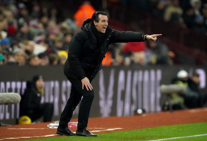 06 December 2023, United Kingdom, Birmingham: Aston Villa manager Unai Emery shouts at his players from the touchline during the English Premier League soccer match between Aston Villa and Manchester City at Villa Park. Photo: David Davies/PA Wire/dpa