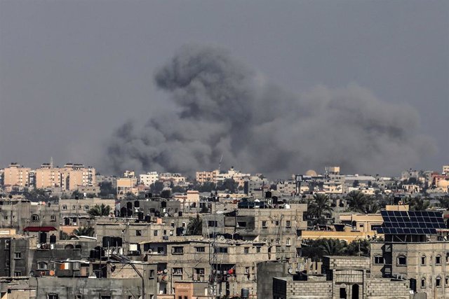 Columna de humo sobre la ciudad de Jan Yunis, en el sur de la Franja de Gaza