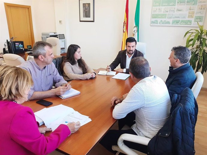 Imagen del encuentro del delegado territorial de Agricultura de la Junta, Francisco Moreno, con el alcalde de Jimena de la Frontera (Cádiz), Francisco Gómez.