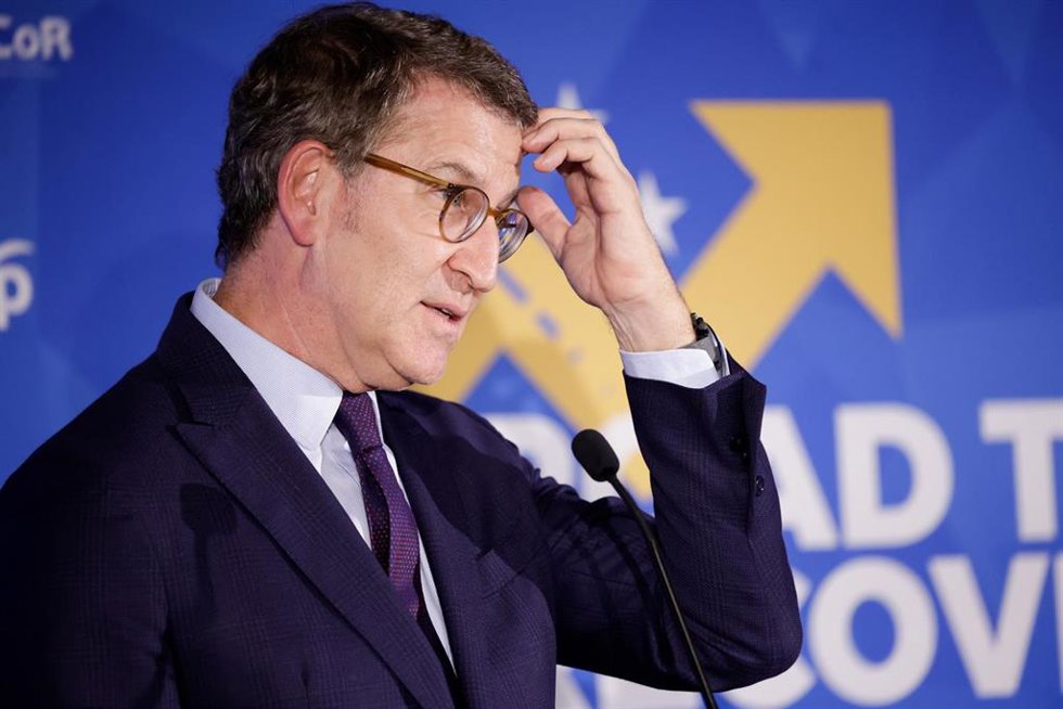 El presidente del PP, Alberto Núñez Feijóo, interviene durante una conferencia del Partido Popular Europeo, en el Hotel Grand Marina, a 27 de noviembre de 2023, en Barcelona, Catalunya (España). El Partido Popular Europeo (PPE) celebra un acto en Barcel