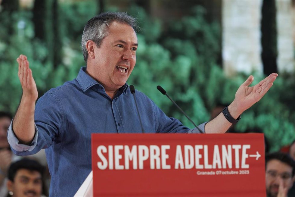 Archivo - El secretario general del PSOE-A, Juan Espadas, durante su participación en un acto público, a 07 de octubre del 2023 en Granada (Andalucía, España). 
