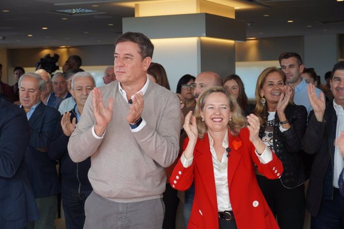 El candidato del PSdeG-PSOE a la Xunta, José Ramón Gómez Besteiro, y la vicepresidenta primera del Gobierno, Nadia Calviño, en un acto político en Santiago.
