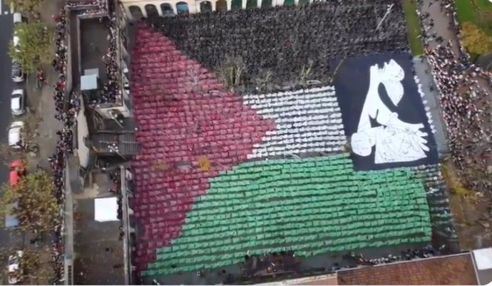 Mosaico humano gigante en Gernika en apoyo al pueblo palestino organizado por la Iniciativa Ciudadana Gernika-Palestina.