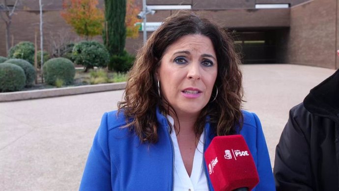 La vicesecretaria general del PSOE-A y portavoz en el Parlamento andaluz, Ángeles Férriz, este viernes en Cazorla en declaraciones a los medios de comunicación.