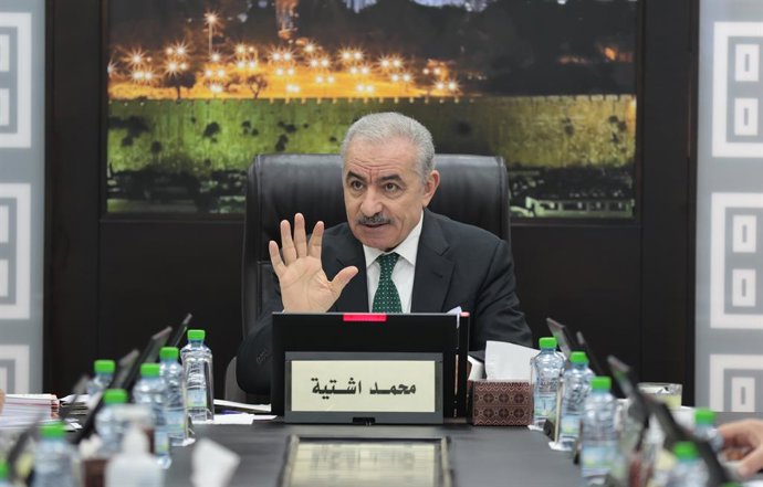 Archivo - October 2, 2023, Ramallah, West Bank, Palestinian Territory: Palestinian Prime Minister Mohammad Shtayyeh chairs the goverment meeting, in the West Bank city of Ramallah, on Octobar 02, 2023