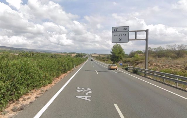 Muere una persona calcinada en el interior de un vehículo tras un accidente en A-35 en Vallada (Valencia)