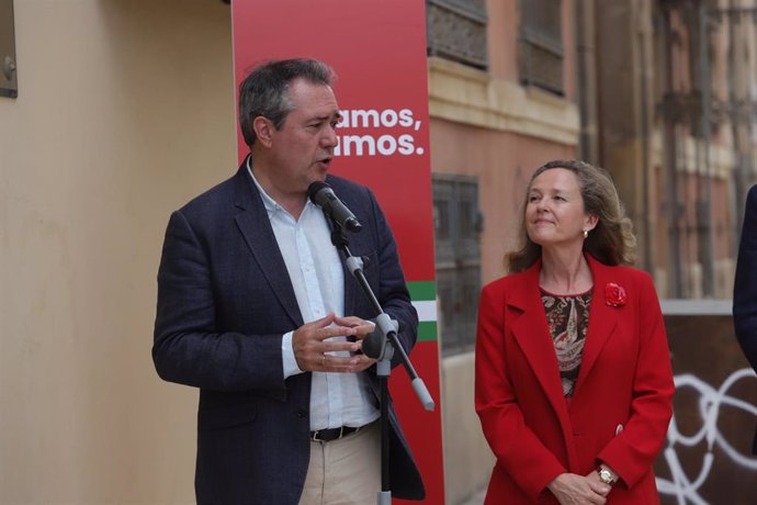 Archivo - Espadas y Calviño en un acto del PSOE