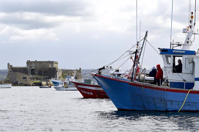 Archivo - Varios barcos de flota artesanal tras la convocatoria de paro por parte de la Federación Galega de Cofradías de Pescadores en la dársena de A Marina en A Coruña, Galicia (España), a 26 de marzo de 2021. 