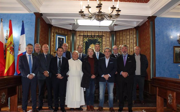 Alcaldes y representantes de los 11 municipios de la Merindad de Campoo conmemoran el 'Sermón de la peseta