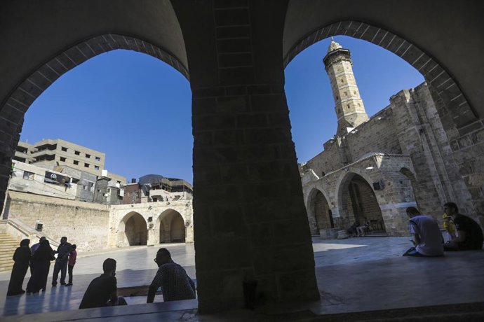Archivo - August 23, 2023, Gaza City, The Gaza Strip, Palestine: Palestinians at the Omari Mosque, one of the oldest archaeological sites in Gaza City.