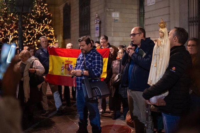 Un momento del rezo junto al árbol de Navidad instalado en la plaza Sant Jaume